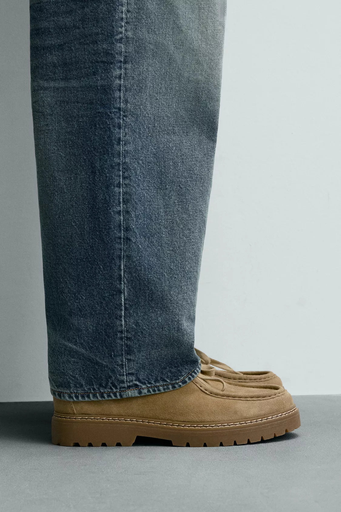 CHAUSSURES EN CUIR BORDÉES