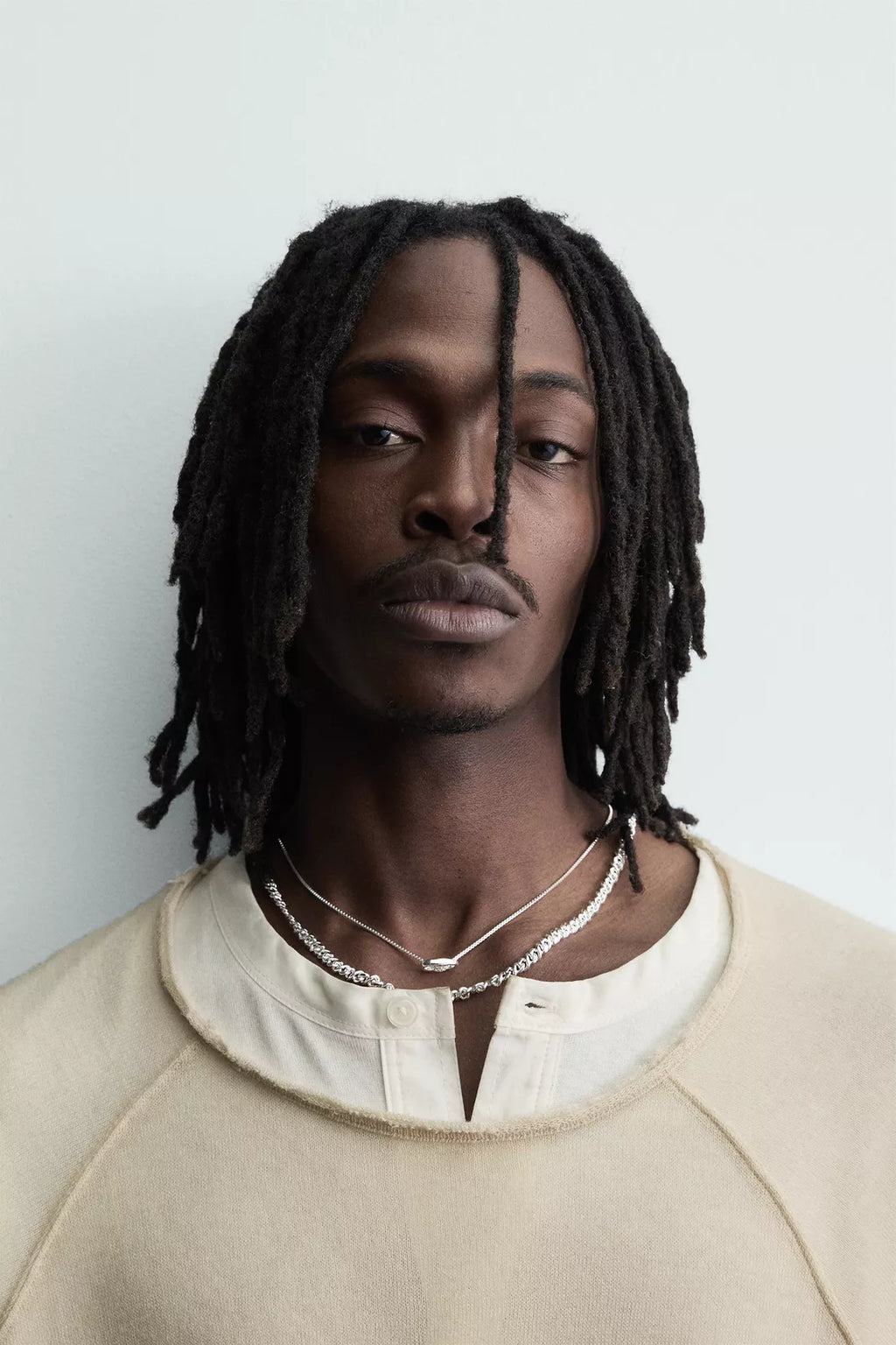 LOT DE 2 COLLIERS EN MATIÈRES VARIÉES