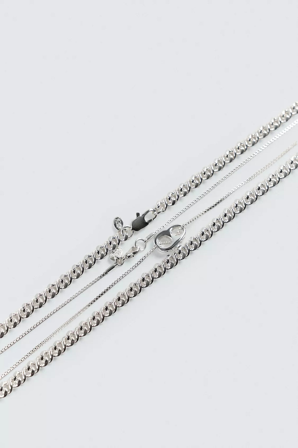 LOT DE 2 COLLIERS EN MATIÈRES VARIÉES