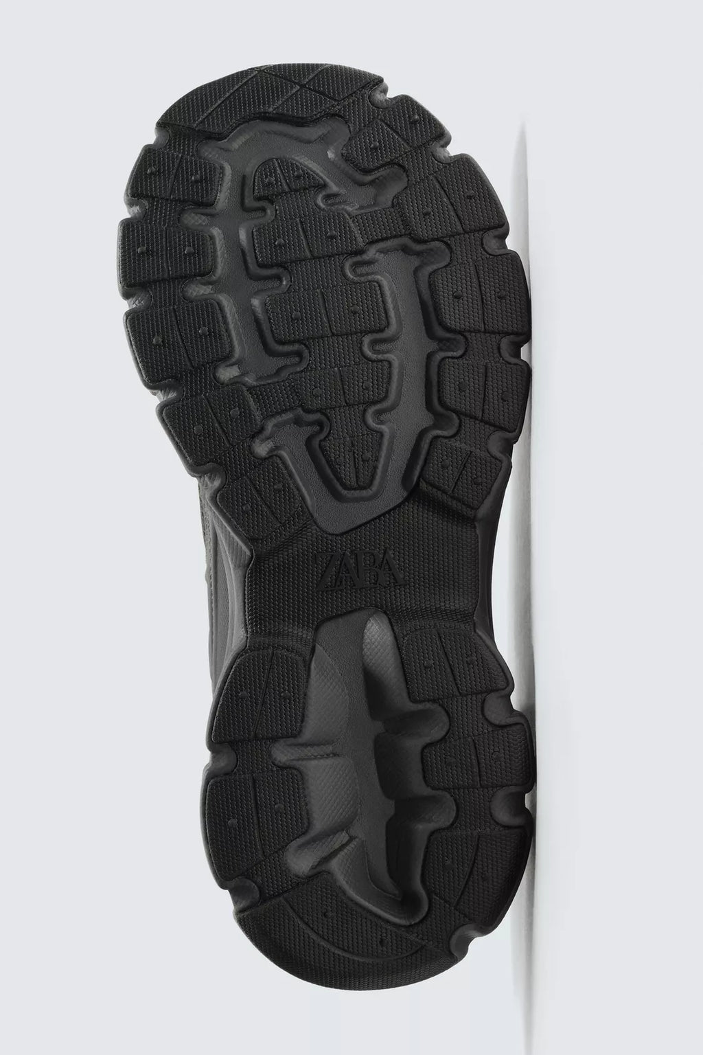 BASKET À SEMELLES ÉPAISSES